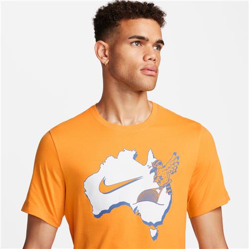 NikeCourt Tee OZ SP24 (Sundial)